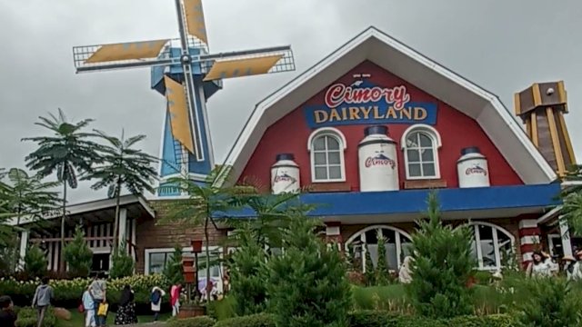 Salah satu spot Cimory Dairyland Puncak di Kota Bogor. Konsep Cimory Dairyland di daerah berjuluk Kota Hujan ini rencananya akan dibangun di Cimory Dairyland Kabupaten Gowa yang ditargetkan rampung 2023 mendatang. (Chaerani/Republiknews.co.id)