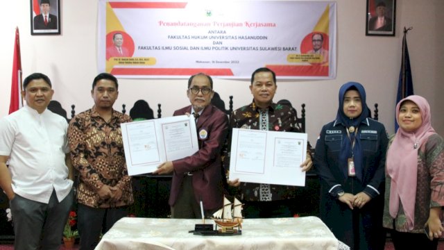 Suasana penandatanganan perjanjian kerjasama antara Fakultas Hukum Unhas dan FISIP Unsulbar terkait pelaksanaan Tri Dharma Perguruan Tinggi dan pengelolaan jurnal, Jumat (16/12/2022). (Foto: Istimewa)