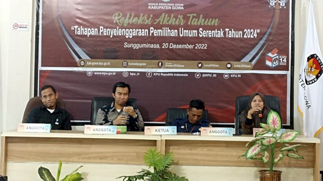 Koordinator Devisi SDM Nuzul Fitri saat memberikan keterangan terkait aturan pendaftaran PPS di sela-sela Refleksi Akhir Tahun Tahapan Penyelenggara Pemilihan Umum Serentak Tahun 2022, di Kantor KPU Gowa, Selasa (20/12). (Chaerani/Republiknews.co.id)