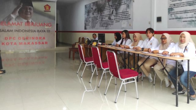 Pengurus DPC Partai Gerindra Makassar siap menyambut para pendaftar bakal calon legislatif (bacaleg) untuk Pemilu 2024 di Sekretariat DPC Gerindra Makassar, Jalan Raya Pendidikan. (Foto: Istimewa)
