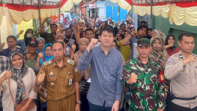 Anggota DPRD Kota Makassar, Eric Horas saat menggelar reses di Kelurahan Maccini Parang, Kecamatan Makassar, Selasa (6/12/2022). (Foto: Istimewa)