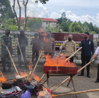 Kejari Luwu Timur Musnahkan Sabu dan HP hingga Sajam Barang Bukti Kejahatan