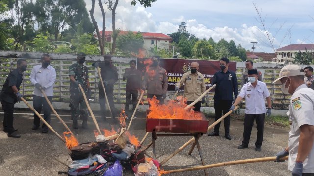 Pemusnahan barang bukti kasus tindak pidana.