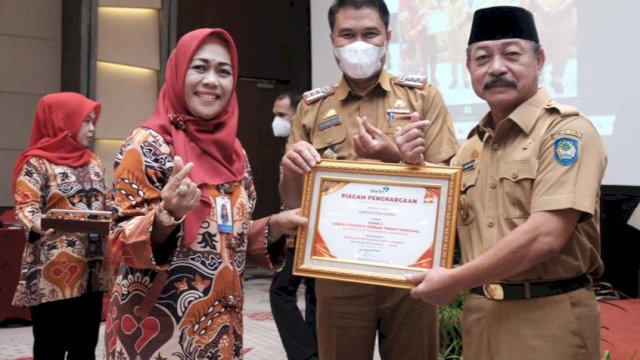 Wakil Bupati Gowa Abd Rauf Malaganni (kanan) didampingi Kepala Dinas PPKB Kabupaten Gowa, Sofyan Daud (tengah) saat menerima penghargaan pada Rapat Evaluasi Komunikasi Informasi & Edukasi (KIE) Percepatan Penurunan Stunting Bersama TPPS dan Ketua TPPS Kabupaten/Kota Tingkat Sulawesi Selatan, di Novotel Hotel Makassar, kemarin. (Dok. Humas Gowa)