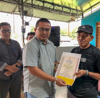 Serahkan Sertifikat Tenaga Konstruksi Di Lutra, Abang Fauzi : Tukang Harus Punya Legalitas