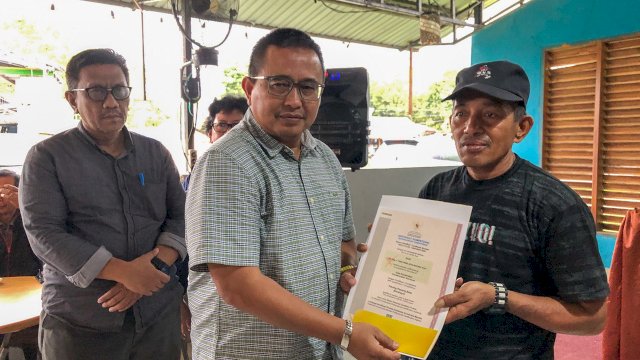 Anggota Komisi V DPR RI, Muhammad Fauzi menyerahkan sertifikat kepada Said salah satu tukang di Luwu Utara. Jumat (23/12/2022)