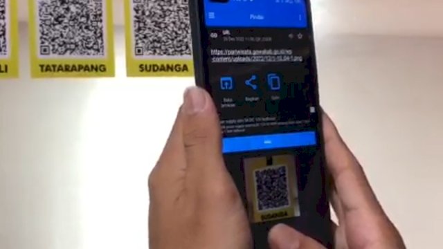 Sejumlah koleksi di Museum Balla Lompoa telah menggunakan sistem barcode. Hal ini menjadi upaya Disparbud Gowa dalam memudahkan pengunjung mendapatkan informasi yang jelas dan detail terhadap koleksi-koleksi yang ada. (Tangkapan video pemasangan uji coba barcode di salah satu koleksi di Museum Balla Lompoa/Dok. Disparbud Gowa)