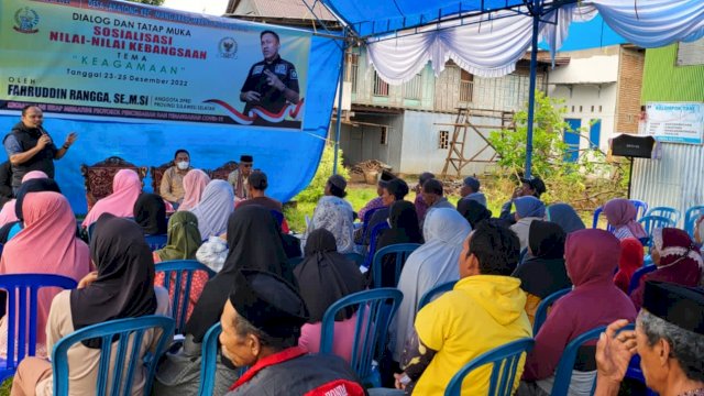 Anggota DPRD Sulawesi Selatan, Fahruddin Rangga saat menggelar kegiatan sosialisasi nilai-nilai kebangsaan di Desa Lakatong, Kecamatan Mangarabombang, Kabupaten Takalar, Sabtu (24/12/2022). (Foto: Istimewa)