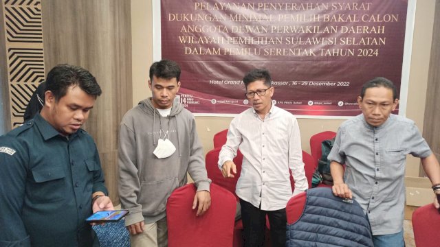 Pihak Bawaslu Sulawesi Selatan melakukan pengawasan tahapan penyerahan syarat dukungan minimal pemilih bakal calon DPD RI yang digelar oleh KPU Sulsel, Senin (26/12/2022). (Foto: Istimewa)