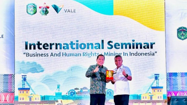 Penandatanganan kerjasama antara Fakultas Hukum Unhas dan Pemkab Luwu Timur terkait pelaksanaan Tri Dharma Perguruan Tinggi di Hotel Mireya Sorowako, Luwu Timur, Selasa (27/12/2022). (Foto: Istimewa)