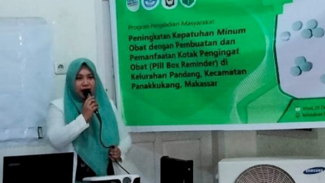 Ketua Tim Bidang Farmakologi Fakultas Farmasi UMI Ira Asmaliani saat memberikan penjelasan terkait manfaat dan fungsi pill box reminder untuk pengobatan. (Istimewa)