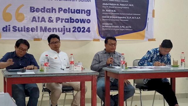 Direktur Eksekutif PT IPI, Suwadi Idris Amir membeberkan analisisnya dalam diskusi politik bertajuk 'Bedah Peluang AIA dan Prabowo di Sulsel Menuju 2024' di Makassar, Rabu (28/12/2022). (Foto: Istimewa)