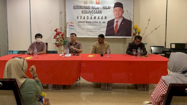 Anggota DPRD Sulawesi Selatan, Edward Wijaya Horas saat menggelar kegiatan sosialisasi nilai-nilai kebangsaan dengan tema keagamaan di RM Golden Suki, Jalan Sultan Hasanuddin, Makassar, Jumat (23/12/2022). (Foto: Istimewa)