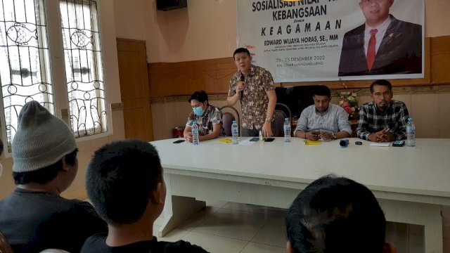 Anggota DPRD Sulawesi Selatan, Edward Wijaya Horas saat menggelar kegiatan sosialisasi nilai-nilai kebangsaan dengan tema keagamaan di RM Dinar, Jalan Lamaddukelleng, Kecamatan Ujung Pandang, Makassar, Sabtu (24/12/2022). (Foto: Istimewa)