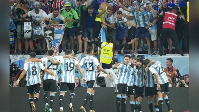 Piala Dunia 2022: Selebrasi para pemain Argentina usai mencetak gol vs Australia di babak 16 besar (c). (Foto: bola.com)