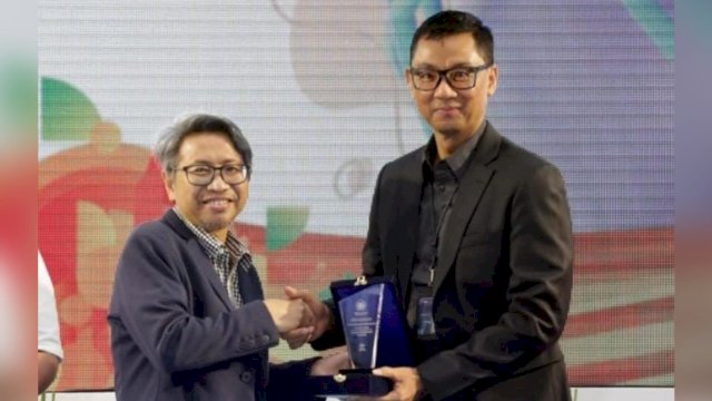 Direktur Utama PLN Darmawan Prasodjo, saat menerima penghargaan dari Dirjen Perbendaharaan Kemenkeu Astera Primanto Bhakti. (Istimewa)