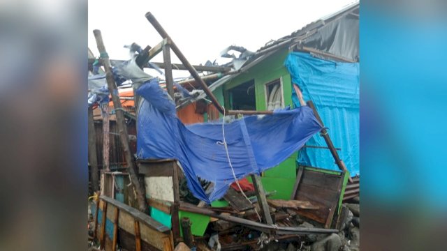 Kondisi rumah warga di Desa Galesong Baru Kabupaten Takalar, rusak akibat dihantam ombak, Kamis (22/12/2022). (Foto: Wawan Setiawan / Warga Kabupaten Takalar)