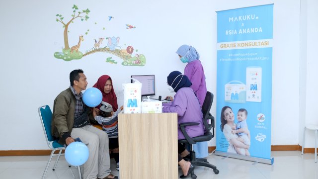 Ratusan orangtua mengikuti konsultasi kesehatan gratis di RSIA Ananda Makassar terkait masalah ruam popok pada anak. Kegiatan ini merupakan kolaborasi antara MAKUKU dengan RSIA Ananda Makassar. (Dok. MAKUKU)