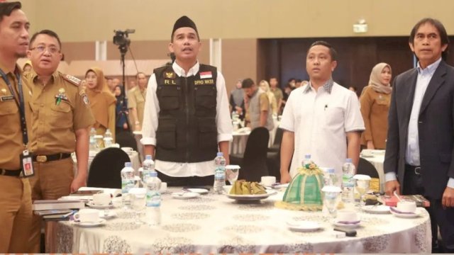 Ketua DPRD Makassar, Rudianto Lallo (tengah) bersama Direktur Eksekutif CRC, Herman Heizer saat diskusi publik dengan tema survei kepuasan kinerja dan peluncuran buku profil anggota DPRD Kota Makassar di Hotel Claro Makassar, Senin (26/12/2022). (Foto: Istimewa)