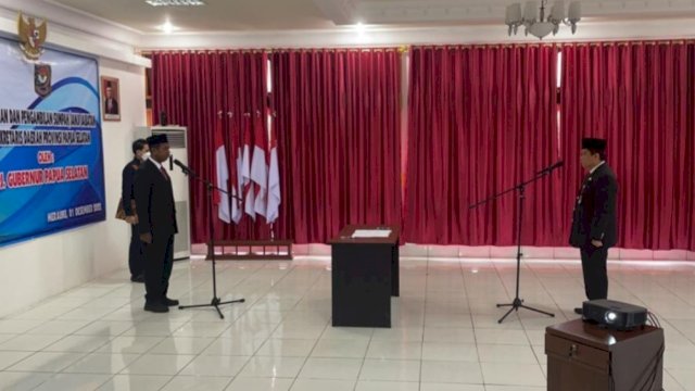 Prosesi Pelantikan Sekda Provinsi Papua Selatan, Maddaremmeng oleh Pj. Gubernur Apolo Safanpo, di Gedung Negara Merauke Papua. (Istimewa)