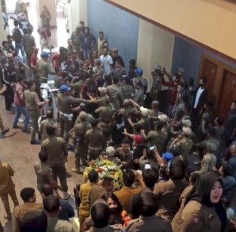 Laporkan Aksi Anarkis di Kantor Gubernur Sulsel, Satpol-PP Serahkan Rekaman CCTV