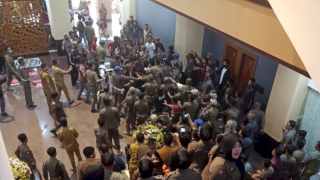 Sekelompok orang yang mengatas namakan Suporter PSM saat memadati Lobby Kantor Gubernur Sulsel, Senin (05/12/2022). (Istimewa)