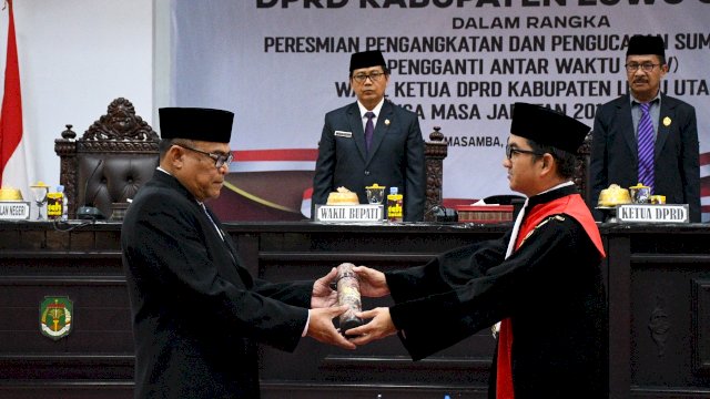 Harruddin Yusuf saat dilantiknya sebagai Wakil Ketua DPRD Kabupaten Luwu Utara sisa masa jabatan 2019-2024.