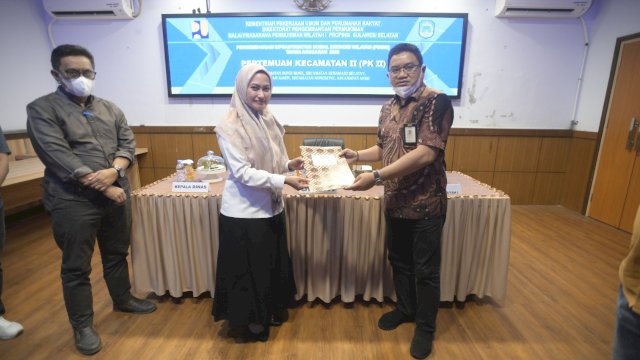 PPK Balai satuan kerja pengembangan kawasan pemukiman pemprov Sulsel, Anugrah menyerahkan dokumen hibah program PISEW kepada Bupati Luwu Utara. Jumat (09/12/2022)