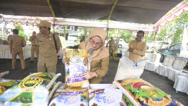Bupati Luwu Utara Indah Putri Indriani berbelanja di Pasar Pangan Murar di pelataran kantor bupati Luwu Utara. FOTO/PROTOKOL LUWU UTARA