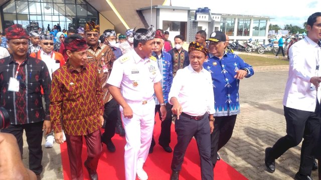 Ket : Menteri Investasi/ BKPM, Bahlil, Wakasal, Gubernur Sultra dan Bupati Wakatobi ketika tiba venue Marina Togo Mowondu Wangi-wangi Menghadiri Harnus 2022 (Istimewa)