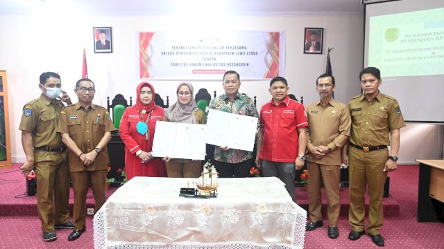 Bupati Luwu Utara Indah Putri Indriani dan Dekan Fakultas Hukum Universitas Hasanuddin Prof. Dr. Hamzah Halim, menunjukkan naskah perjanjian kerja sama. Selasa (13/12/2022) FOTO/PROTOKOL LUWU UTARA