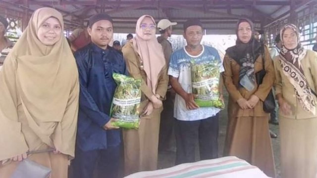 <strong>Dinas PKP Parepare Serahkan Bantuan 20 Ton Benih Padi ke Petani</strong>