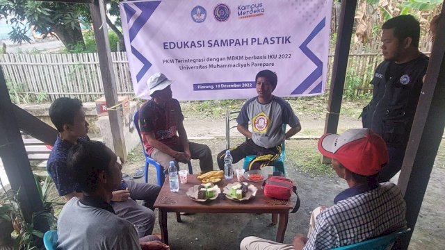 Ket : Tim Penelitian dan Pengabdian Masyarakat (LPPM) UMPAR saat menggelar kegiatan Edukasi Sampah Plastik (Istimewa)