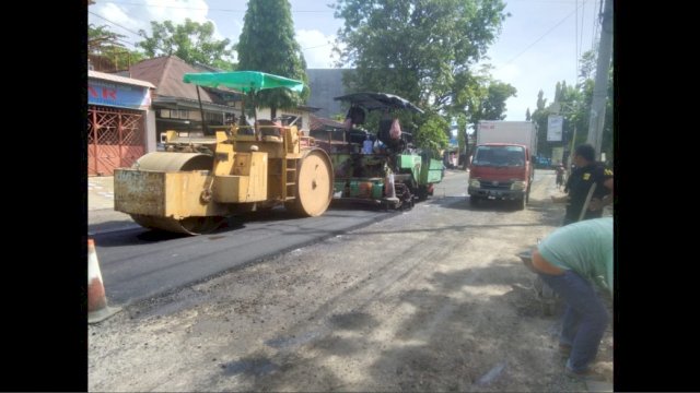 Ket : Pemkot Parepare melalui Dinas PUPR Kota Parepare melakukan pengaspalan di Jalan Agussalim (Istimewa)