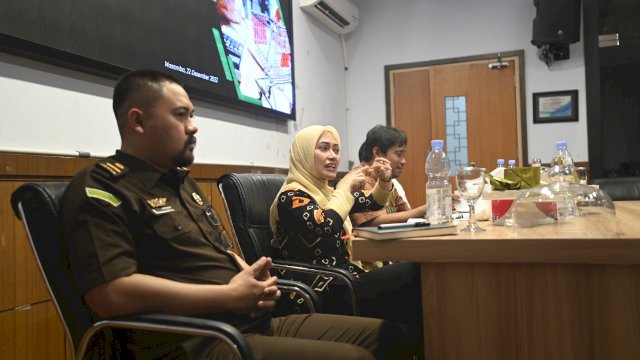 Bupati Luwu Utar Indah Putri Indriani saat memimpin High Level Meeting (HLM) di Commad Center Kantor Bupati Luwu Utara. Kamis (22/12/2022)