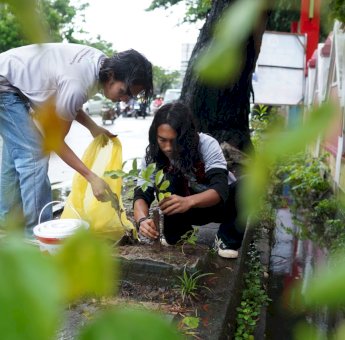 Ratusan Relawan PMI Makassar Ikuti Flogging Day, Dari Pungut Sampah, Bagi Vitamin Hingga Fogging