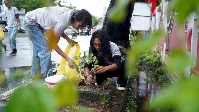 Relawan PMI Kota Makassar terlihat menanam pohon di salah satu ruas jalan di Kota Makassar. (Istimewa)