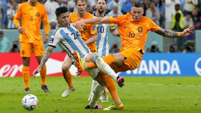 Pertandingan sengit Argentina VS Belanda di Piala Dunia Qatar 2022. (Istimewa)