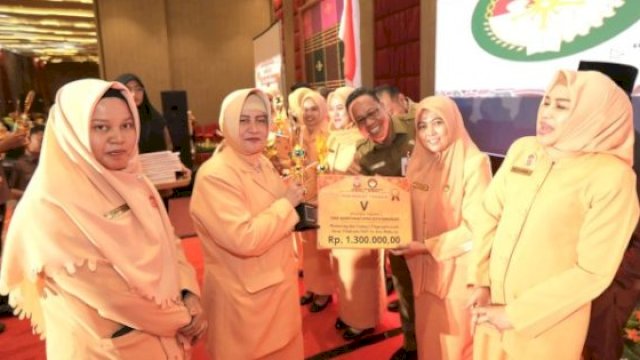 Ketua DWP Unit Sekretariat DPRD Kota Makassar, Emy Dahyal saat menerima penghargaan kategori monev terbaik pada HUT 23 DWP Kota Makassar di Hotel Gammara, Selasa (20/12/2022). (Foto: Istimewa)
