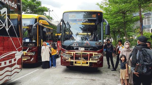 Foto Teman Bus Mamminasata yang sedang menunggu penumpang di depan Mall Panakkukang. (Istimewa)