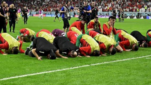 Kalahkan Portugal 1-0, Timnas Maroko lakukan sujud syukur di tengah lapangan. (Istimewa)