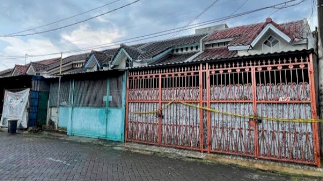 Rumah (pagar orange) tempat ditemukan 4 jenazah sekeluarga meninggal dunia beberapa waktu lalu. (Foto: Berita Sumbar)