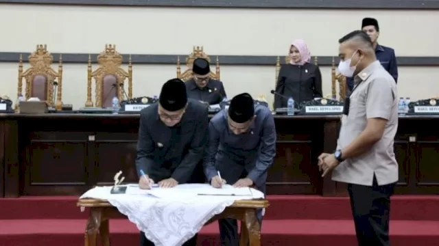 Penandatanganan nota kesepahaman rancangan KUA-PPAS APBD Kota Makassar Tahun 2023 dalam sidang paripurna di Kantor DPRD Makassar, Jumat (28/10/2022). (Foto: Istimewa)