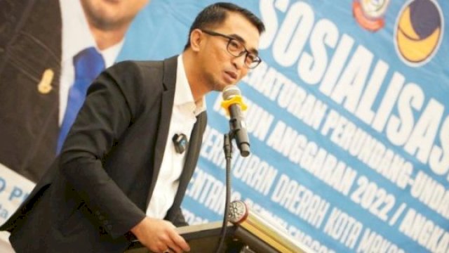 Anggota DPRD Makassar, Mario David saat menggelar sosialisasi Perda Nomor 7 Tahun 2015 tentang Penyelenggaraan Bantuan Hukum di Hotel Maxone Makassar, Jumat (16/12/2022). (Foto: Istimewa)