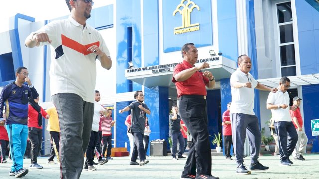 Kanwil Kemenkumham Sulsel Liberti Sitinjak dan sejumlah pimpinan tinggi saat mengikuti senam bersama di Halaman Kanwil kemenkumham Sulsel. Kegiatan tersebut dalam rangka menjaga kekeluargaan dan kekompakan. (Dok. Humas Kanwil Kemenkumham Sulsel)