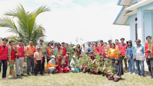 PT Vale berkolaborasi dengan Pemerintah, Komunitas Pemuda dan Mahasiswa Unhas mengedukasi Pelajar SD akan pentingnya menanam pohon untuk Lingkungan di Desa Loeha, Kabupaten Luwu Timur, Jumat (27/01/2023). (Istimewa)