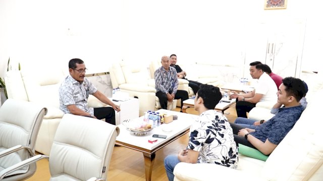 Kanwil Kemenkumham Sulsel Liberti Sitinjak saat berbagai pengalaman di sela-sela menerima audensi Pengurus HMI Cabang Makassar Timur dan Badko HMI Sulawesi Selatan dan Barat, di ruang kerjanya, kemarin. (Dok. Humas Kanwil Kemenkumham Sulsel)