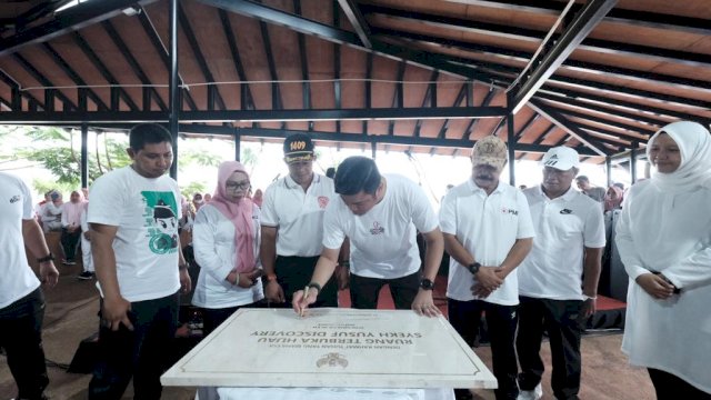 Bupati Gowa Adnan Purichta Ichsan didampingi Wakil Bupati Gowa, Abd Rauf Malaganni, saat melakukan penandatanganan prasasti peresmian RTH Syekh Yusuf, Rabu (04/01). (Dok Humas Gowa)