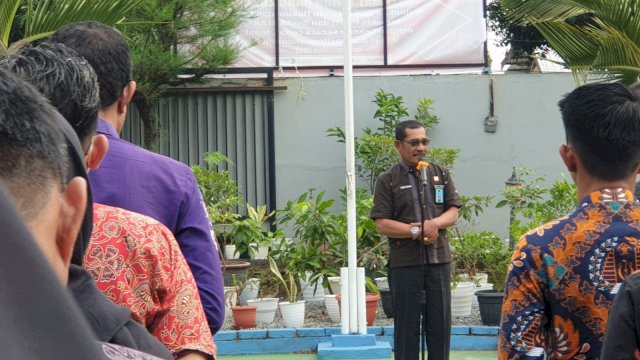 Kakanwil Kemenkumham Sulsel Liberti Sitinjak di sela-sela memberikan pengarahan kepada pegawai di Halaman Kanwil Kemenkumham Sulsel, Kamis(12/01). (Dok. Humas Kanwil Kemenkumham Sulsel)