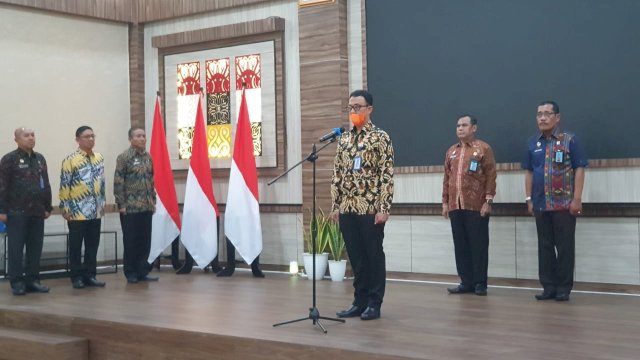 Kepala Divisi Pelayanan Hukum dan HAM, Kantor Wilayah Kementerian Hukum dan HAM Sulawesi Selatan, Hernadi saat memimpin apel pagi yang berlangsung di Aula Kanwil Kemenkumham Sulsel, Kamis (05/01). (Dok. Humas Kanwil Kemenkumham Sulsel)
